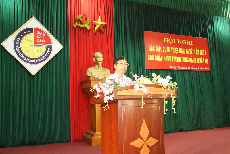 Đ/c Nguyễn Văn Phái truyền đạt nội dung nghị quyết hội nghị lần thứ 7 BCH Trung ương Đảng khóa IX